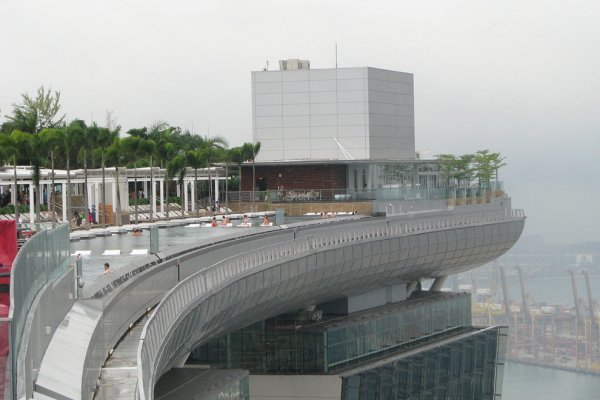 Снимка: flickr.com"Marina Bay Sands Skypark" в Сингапур.  Това е най-скъпото казино, строено някога в света. То буквално виси 60 метра над земята.