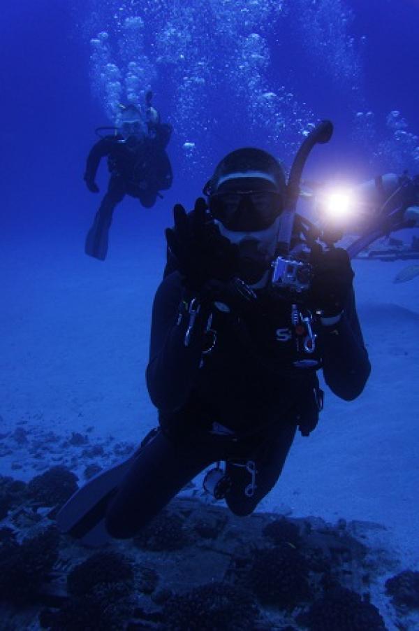 Снимка: oahuscubadiving.comГмуркане в Оаху, ХавайСкуба-дайвингът във водите на плажа Hanauma Bay, край хавайския остров Оаху и по-точно в подводната пещера Halona Blowhole е доста опасно приключение. Мястото е добро за наблюдение на китове и привлича много туристи, но вулканичното скално образувание под водата има и зловеща страна. Водолазите и гмуркачите са установили, че мястото е особено опасно заради силните подводни течения, опасната брегова ивица, както и липсата на спасители. Гмуркането тук е взело повече жертви, отколкото всяко друго място за гмуркане в Хавай.За да се гмуркате тук ще ви трябва сертификат за вашите способности като гмуркач.Това е едно от най-разнообразни места за скуба-дайвинг в Хавай, където можете да забележите зелени морски костенурки и други интересни водни обитатели. Едно подводна разходка струва 700 щатски долара.   