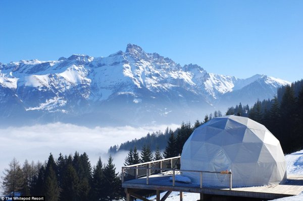 Снимка: dailymail.co.ukХижата "The Whitepod Resort" в Швейцария е направена от 15 уникални шатри с куполи в снега, които са напълно оборудвани с баня с душ, тоалетна и мивка.