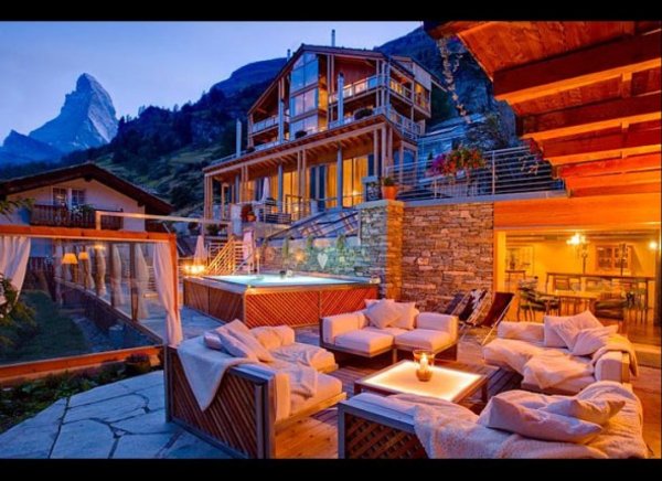 Снимка: Zermatt,SwitzerlandЗермат, ШвейцарияТози световно известен курорт в югозападната част на Швейцария е място от фантазиите. Тук автомобилите са забранени, улиците са спокойни, а гостите могат лесно да отскочат до Италия за вкусен обяд. По улиците е пълно с лъскави магазини и нощни клубове. Тук е точно толкова забавно, колкото и в съседните курорти Сейнт Мориц и Гщаад, но значително по-спокойно. Ако не сте скиор можете да се опитате парапланеризъм или да посетите музея на Матерхорн.