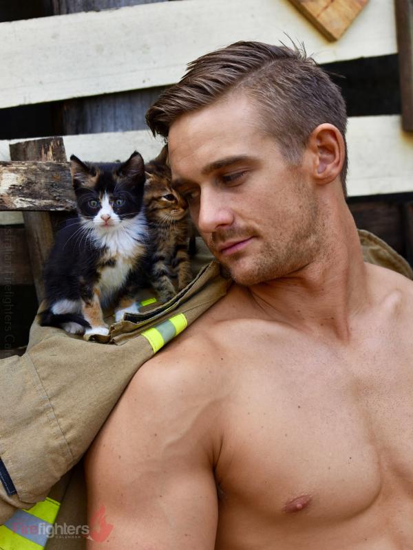 Снимка: @australianfirefighterscalendar.com