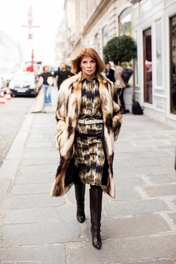 Снимка: Stockholm StreetstyleАна УинтурМоже би ще се изненадате да чуете, че главната редакторка на Vogue, сащ първоначално е била изгонена от модната индустрия, тъй като била твърде крайна. Веднъж Уинтур каза в интервю: "Работих за американския Harper's Bazaar, но ме уволниха. Всеки човек трябва да преживее уволнение според мен. Това е един чудесен образователен опит, който ме направи много по-силна и готова за предизвикателства."