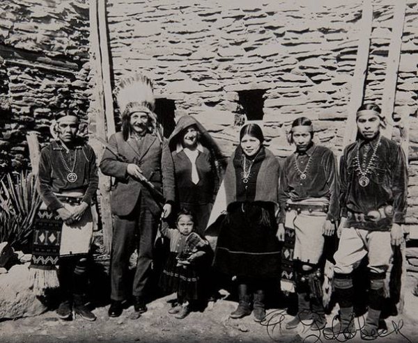 Алберт Айнщайн в Гранд каньон с местно племе през 1922 г. Снимка: Faccebook