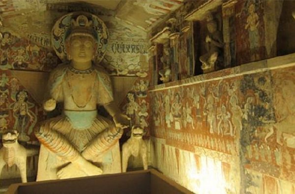 8. Caves of the Thousand Buddhas – Дунхай, КитайСкъпоценните камъни от Пещерите на хилядата Буди може да не блестят, но все още могат да спрат дъха ви. Непретенциозен участък в пустинята в Западен Китай е дом на стотици пещери, издълбани от монасите и украсени със скулптури и картини в продължение на хиляди години.Снимка: travel.yahoo.com