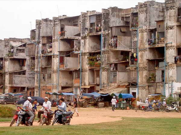 Снимка: Rich GarellaОт 1979 год. насам, този проект е бил дома на 2500 бежанци, настанили се след като законните обитатели се изнасят, заради разрухата на сградата. В бетона ѝ зеят големи и опасни дупки, отворени от растежа на паразитни растения и сградата може да се срине всеки момент, погребвайки всички живущи в нея.