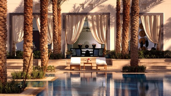 5. Park Hyatt Dubai – 5 звездиХотелът е изграден в марокански стил и има силна СПА насоченост. В Park Hyatt Dubai се предлагат едни от най-добрите терапии и масажи в емирството. Много популярен е масажът за двойки, който включва горещи камъни. Гостите могат да ползват басейна и голяма гама от процедури за лице и тяло.Снимка: carrier.co.uk