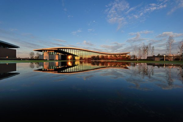 Снимка: architecturaldigest.com„Джак Никлаус Голф Клуб“Ново Сонгдо, Южна КореяИранският архитект Мехрадaд Яздани е създава визията на този шикозен клуб, който отваря врати за първи път през 2010 г. Сградата е снабдена с извит покрив от цинк в неутрален цвят и каменни цокли. Вътре всичко е от мрамор, варовик и неръждаема стомана. Сградата е уникална и много специална, както отвън, така и отвътре.