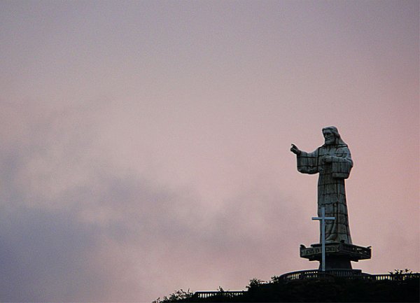 9. Jesus of the Mercy в Никарагуа – височина: 26 метраТова е най-голямата статуя на Исус Христос в цяла Централна Америка. Тя се издига над града, в северния край на залива. Местният бизмесмен Ервин Гонзалес мечтаел за построяването на подобна статуя, затова той отдал земята, където Jesus of the Mercy е построена.Снимка: JarZe