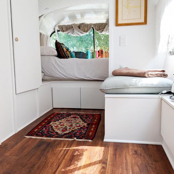 www.instagram.com/thebustinyhome/