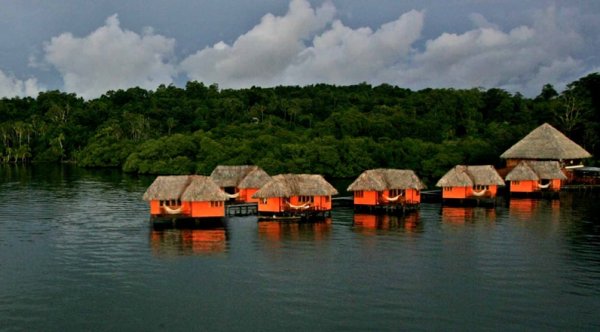 „Еклипс де мар Аква Лодж“, Панама (Eclypse de Mar Aqua Lodge); Снимка: sientepanama.comЦена: от 275 долара за  нощувка в стая за двамаТези, които искат еко курорт в южната част на Карибския басейн, ще трябва да се насочат към нещо друго. Тук акцентът е върху морските спортове, така че това не е добър избор за хора, които просто искат да си почиват. Курортът разполага само с шест бунгала над водата, две от които са по-специални и са подходящи за меден месец. Един от недостатъците на „Еклипс де мар Аква Лодж“ е, че е изолиран. За да се стигне до там, трябва да се пътува с лодка от "Бокас дел Торо".