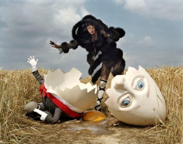 Карли Клос и счупен Хъмпти ДъмптиМода: Gaultier Paris, Снимки: Rye, East Sussex, 2010„Декорите са нещото, което прави снимките специални за мен. Също така те са и проклятието на живота ми. Топка и верига. Имам два пълни контейнера в областта Съксес, които са като огромни кутии за играчки. Там има декор на НЛО, гигантски скелет, лодка лебед и този счупен Хъмпти Дъмпти”.Снимка: fashion.telegraph.co.uk