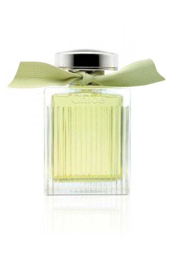 Снимка: VOGUE4.L’Eau de Chloé  на Chloé Тази стъклена бутилка веднага ни навежда на мисли за пролетта, заедно с очарователната светлозелена панделка. L’Eau de Chloé  на Chloé е лек, свеж аромат, напълно подходящ при преминаването към новия сезон, с искрящи цитрусови нотки, пачули и изтънчени розови тонове.