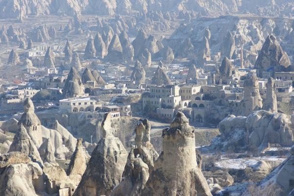 Снимка: flickr.comPigeon Valley (Долината на гълъбите) се намира близо до Ючхисар. Наречена е така заради хилядите къщи на гълъбите, които са издълбани в скалите.