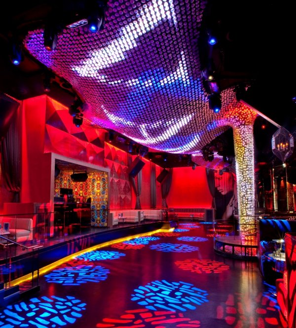 Hard Rock & Casino (Лас Вегас, САЩ)Едва ли има по-добър начин да забравите за романтичния празник от това да се отдадете на пълната му противоположност – щур купон до зори и то не къде да е, а в самия „Град на греха"! Хотел Hard Rock & Casino разполага с почти безкраен списък с развлекателни услуги и занимания за своите гости, сред които са провеждането на специални момински и ергенски вечери, сесия „мокър" блекджек в огромния хотелски басейн и ексклузивни клубни партита със знаменитости като Тиесто и Иги Поп. Което и развлечение да изберете, бъдете сигурни, че няма да се почувствате нито за миг самотни. Не случайно американците имат известна поговорка за града – „каквото и да се случи във Вегас, си остава във Вегас".Снимка: trivago.com