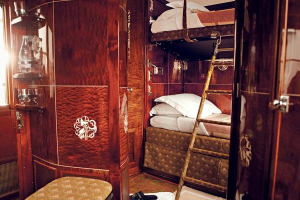 Влакът "Venice Simplon-Orient-Express" е с изящен дизайн в стил Арт Деко. Снимка; architecturaldigest.com
