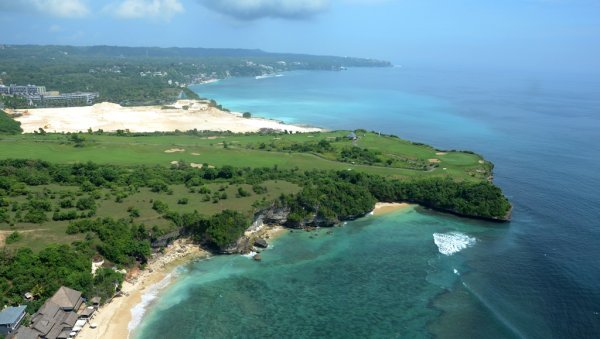 Снимка: raredelights.comUluwatu и Kuta, Бали, ИндонезияИдеалното място за начинаещи сърфисти. Това е 4-километров плаж без корали или скали, което го прави отличен за новите сърфисти. Популярно място е през цялата година, но най-вече от април до октомври. 