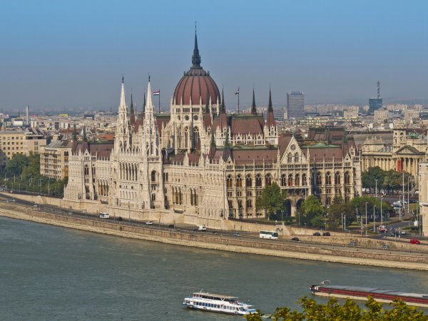 Парламентът в Будапеща, УнгарияСнимка: DreamstimeЕдна обиколка на страните, обобщавани по света като източна Европа, някога скрити за него от желязната завеса,  може да бъде много интересна и неподозирано вълнуваща.Такова пътешествие с влак из източната част на континента се предлага в пакети за около 14 дни, като често започва в Будапеща и завършва във Виена.Те дават възможност на туристите да усетят истински земите, през които минават, тъй като се предвиждат двудневни престои в градове като Краков, Варшава, Берлин и Прага. 
