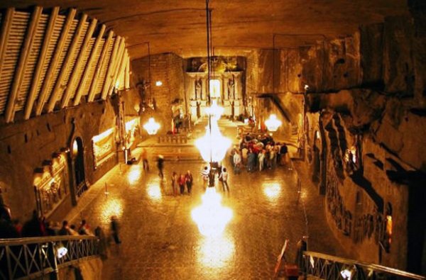 7. Wieliczka Salt Mine – ПолшаСолната мина, близо до Краков, има 900-годишна история. В нея се намират повече от 2000 пещери. Wieliczka Salt Mine е под опеката на ЮНЕСКО и е обявена за културно наследство. В солната мина посетителите могат да видят музей на минното дело, камерен концерт, параклиси, издълбани от сол и санаториум за хора, страдащи от астма и алергии.Снимка: travel.yahoo.com