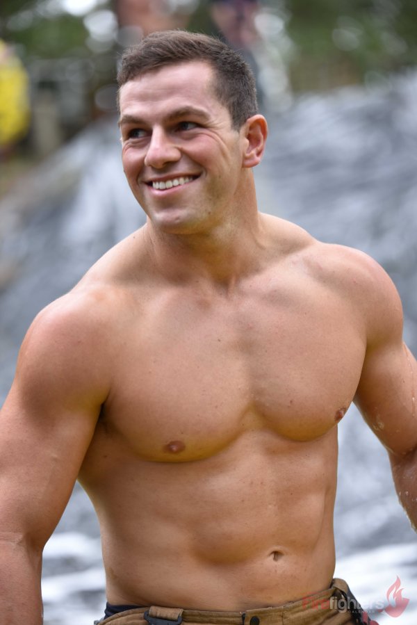 Снимка: @australianfirefighterscalendar.com