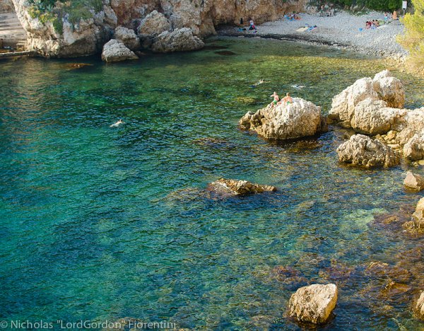 Снимка: Nicholas "Lord Gordon"Cap d’Antibes: “La garoupe”Този малък плаж обслужва шикозния хотел Cap d'Antibes, но е частично публичен. Можете да си платите за шезлонг и чадър или просто да хвърлите кърпата на пясъка и да се потопите в чистото море. Той е един от най-красивите плажове, но за да се доредите за шезлонг ще трябва да чакате на опашка.