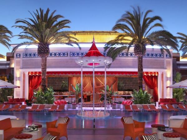 Денят може да приключите с парти в Encore Beach Club  - любимата сцена на принц Хари и Раян Лохти. Тук басейнът е на три нива и има две топли вани. През нощта мястото се превръща в много гореща точка под звуците на различни  диджеи.Снимка:Encore Beach Club