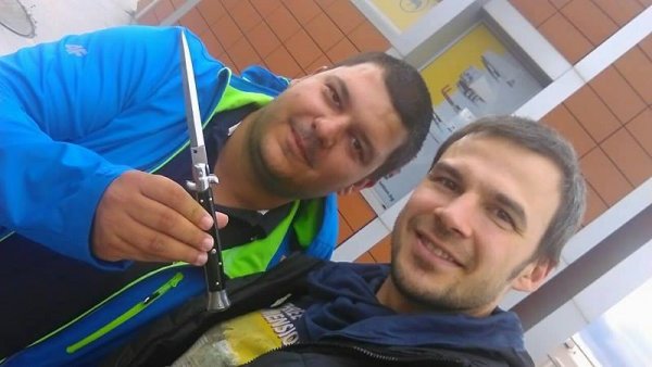 Ивайло Захариев с негов фен, който е спечелил ножа му от сериала след игра в "Без прикритие". Снимка: Camera Entertainment LTD