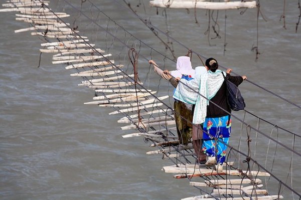 Снимка: weirdlyodd.comМостът „Хюсеин” над езерото Борит, Пакистан (Hussain Bridge of Borit Lake, Pakistan)Това определено е един от най-страшните за преминаване мостове в света. Той изобщо не е обезопасен, а в действителност се използва редовно от селяните, които искат да стигнат до по-големите градове в северната част на Пакистан. Мостът е много стар, има липсващи дъски, изключително тесен е и е много високо над езерото. Ако търсите екстремно изживяване, преминаването по него и то в опасна дестинация като Пакистан, ще покачи адренелина ви на максимум. Не е известно колко хора са станали жертва на това коварно съоръжение, но са повече от достатъчно.