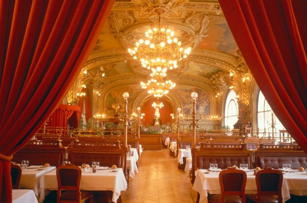 "Le Train Bleu" е друг ресторант в Париж, разположен на гара Лион. Построен е през 1900 г. и продължава да предлага класически френски ястия вече повече от 100 години. Това е било любимо заведение на Коко Шанел, Жан Кокто и Бриджит Бардо.Снимка: architecturaldigest.com