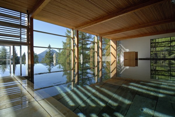 Vigilius Mountain Resort (Лана, Италия)Луксозният планински комплекс разположен в сърцето на италианските Алпи е идеалното място за една пълноценна и „егоистична" почивка. Достъпен единствено посредством въжен лифт, този хотел предлага цялостно откъсване от непоносимото романтично оживление около Свети Валентин. Независимо дали сте на поход в планината или се излежавате близо до забележителния басейн в хотела, едно нещо е сигурно – няма да имате нужда от никого и нищо повече по време на престоя ви тук.Снимка: trivago.com