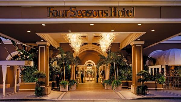 Снимка: kiwicollection.com5. Хотел Four Seasons Beverly HillsХотелът с 285 стаи, наричан още „ херцогинята на Доъни”, празнува своята 25-та годишнина, заедно с ремонт и обновление, възлизащи на 35 милиона долара. Към новите екстри са включени италиански ресторант „Кулина” и напълно реновирано лоби (където Джейми Фокс свири на пиано в нощта преди да вземе наградата за най-добър актьор за филма „Рей” (Ray) през 2004 год.). Four Seasons Beverly Hills е също домакин на годишното чай парти на Британската Асоциация за филмово и телевизионно изкуство. Само през този сезон хотелът е настанил 23-ма номинирани за Глобус и 43 номинирани от Гилдията на актьорите.Топ глезотия: 90-минутната регенерираща терапия за лице с ултразвукови вибрации и LED (305 долара)Кой ще отседне тук: Висшите управленски кадри на NBC Universal, Колин Фърт, Том Харди.Цена на стая: от 455 долара