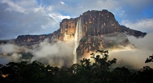 Снимка:southamericatourist.com;Ангелският водопад, ВенецуелаТова е най-високият водопад в света. Висок е  979 метра, а водата се спуска от ръба на планината на „Auyantepui“ в Национален парк „Canaima“, който е в списъка на ЮНЕСКО за световното културно наследство. Водопадът се намира в много изолиран район на венецуелската джунгла и туристите се водят с лодка. Пешеходното достигане до там е много трудно дори и за опитните водачи от племето „Пемон“.