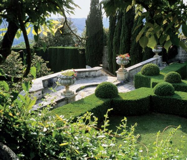 Градините в двореца "La Foce"; Снимка: architecturaldigest.com