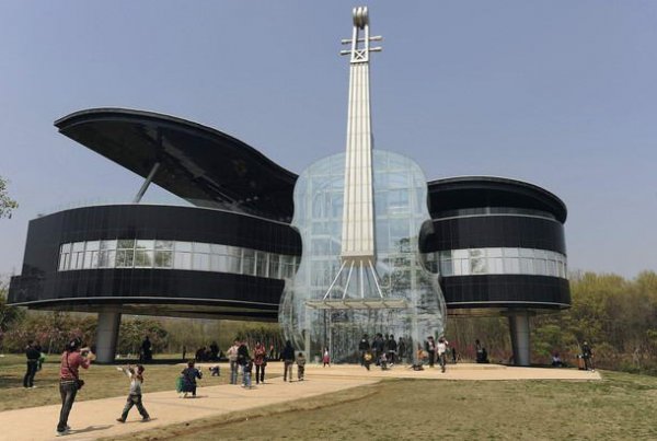 1. Къщата пиано. Намира се в провинция Анхуей в Китай. В прозрачната цигулка са позиционирани стълбите към горния етаж на сградата.Снимка: themost10.com