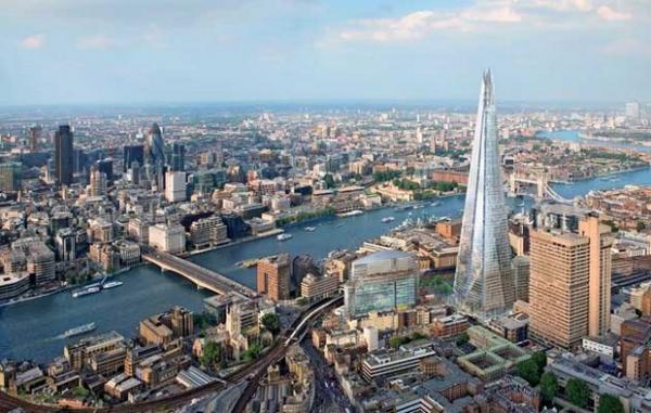 Снимка: theworldroamer.comShard London BridgeТова е прозрачна, 72-етажна сграда,  която е проектирана от известния архитект Ренцо Пиано. Тя е висока 310 метра, което я превръща в най-високата сграда в Европа. Тя може да се похвали с 44 асансьора, офиси, апартаменти, ресторанти, магазини и луксозен хотел. Нейното създаване струва повече от 2 милиарда евро, а по строежа ѝ са работили 10 хиляди души. Небостъргачът „Шард" се намира в близост до моста "Тауър" и до катедралата "Сейт Пол".