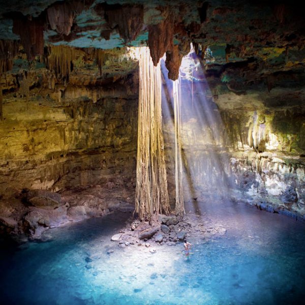 Снимка: surfbumps.comПодводните пещери Cenotes, в Юкатан, Мексико.