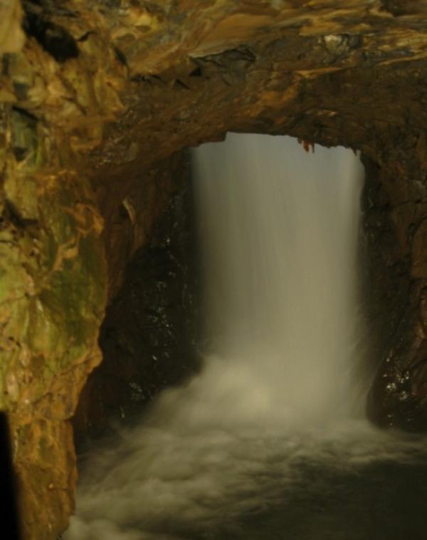 Снимка: Annette Cormack„Тъндерхед Фолс“, Южна Дакота, САЩ (Thunderhead Falls)Тунелите в тази пещера са били взривявани с барут в течение на 20 години от златотърсачите, които са открили златната мина през далечната 1874 година. 50 години по-късно, пещерите са били отворени за обществеността, след като любопитен минувач забелязва, че вътре в мината тече вода.