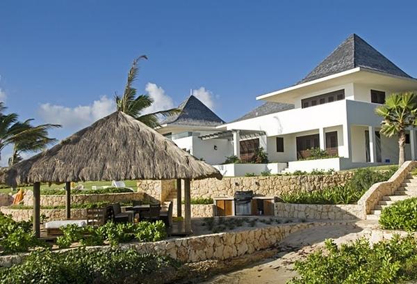 Вила „Льо Блу“ в Ангуила (Le Bleu in Little Harbour, Anguilla); Снимка: smashingtops.comТя е друга туристическа находка в Карибския басейн, идеална за мечтаната ви почивка. Тази прекрасна къща се намира в красиво озеленен, спокоен район, в който всека цент (стотинка) си заслужава да бъде похарчен. Идиличното спокойствие, уникалният комфорт, мечтаният релакс и карибският лукс в „Льо Блу“ са с наем от около 4000 хиляди долара на вечер.