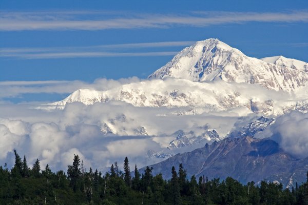 Снимка:mytripguru.com, Denali, USAДенали е най-високият връх в Северна Америка, където температурата през зимата достига -40°C. Само опитни планинари могат да стигнат този връх в Аляска на височина 6 194 м, но може да се насладите на красотата му малко по-отдолу, ако посетите Националния парк Денали.