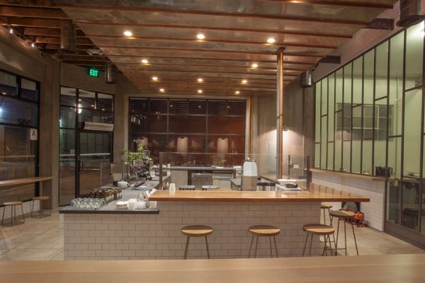 Снимка: architecturaldigest.comHandsome Coffee Roasters, Лос АнджелисТова наистина красиво кафене в Ел Ей е създадено от фирма „Woodsmithe" Най-интересното в проекта е стъклената стена, която разделя заведението от помещението за печене на кафе зърната. Това позволява на клиентите да се запознаят подробно с процеса на правенето на кафе.