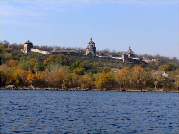 4. ХортицаХортица е голям речен остров, който се определя като национално светилище за страната. Островът е като умалено копие на самата Украйна, защото разполага със степи, пустини и планини. Дълго време Хортица е била казашка крепост. Когато казаците построяват крепостта си на острова, те премахват крепостничеството. Това е истинска рядкост за времето си, защото по време на феодалното Средновековие в цяла Европа крепостничеството е било много разпространено.Снимка: Wikimedia