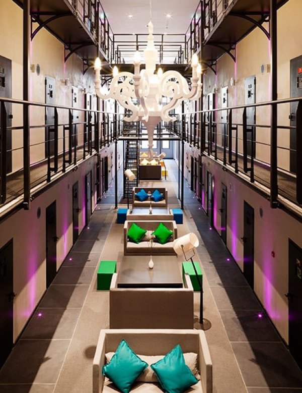 Снимка; architecturaldigest.comХотел "Het Arresthuis", Холандия.