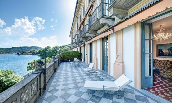Снимка: mydomaine.comВ тази "Villa D'Este" в Италия беше приказния меден месец на Емили Блънт и Джон Красински, които сключиха брак през 2010 г. Двойката остана на езерото Комо именно в този хотел. Вилата  е бивша резиденция от 16-ти век, обзаведена с антични статуи и картини, което я прави отличен избор за любителите на изкуството.