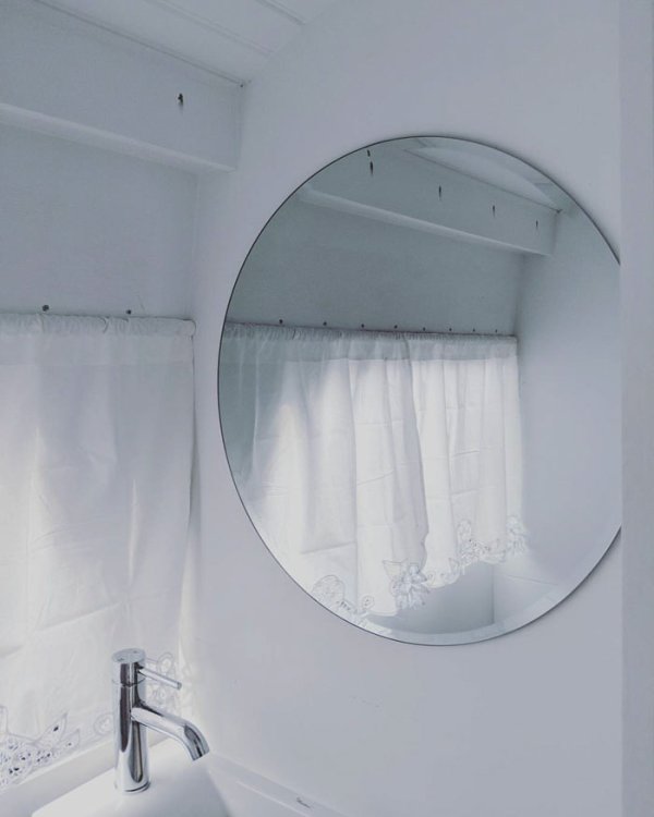 www.instagram.com/thebustinyhome/