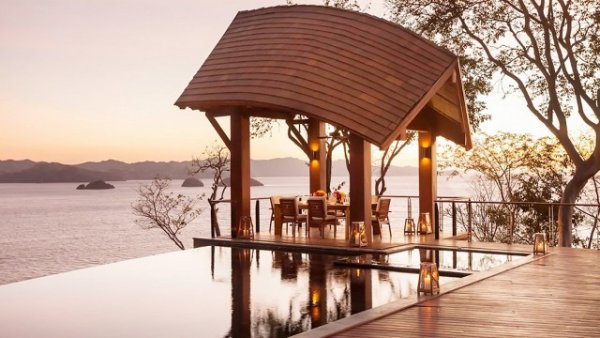 Снимка: mydomaine.comАнди Родик и Бруклин Декър избраха преди години за своя меден месец хотел "Four Seasons Resort Peninsula Papagayo" в Коста Рика. Във всички курорти Four Seasons, може да се очаква една пълноценна петзвездна ваканция, но ако искате да посетите Южна Америка и да се насладите на Тихия океан - това е вашето място.