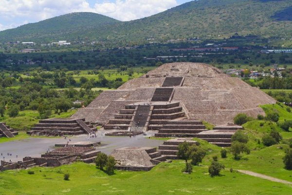 Pyramid of MoonСнимка: Dreamstime Лунната пирамида се намира във Великия град Теотихуакан край Мексико Сити. Тя дължи височината си на нейната по-малка „сестра” – Слънчевата пирамида, която била построена на най-високото място в региона. Целта била върхът й да се издига на същата височина като на другата пирамида. Построяването й отнело 300 години – от 100 г. сл. Хр. до 400 г. сл. Хр. В храма изследователи открили телата на погребани животни и хора, които най-вероятно са били принесени в жертва на боговете.