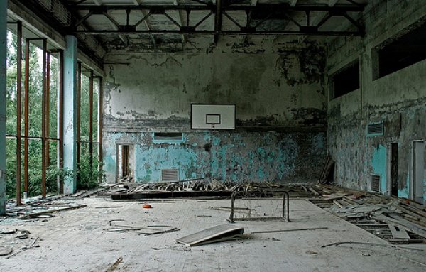 Снимка: philippe simpson Училищен физкултурен салон, изоставен от 1986 год. Чернобил, Украйна