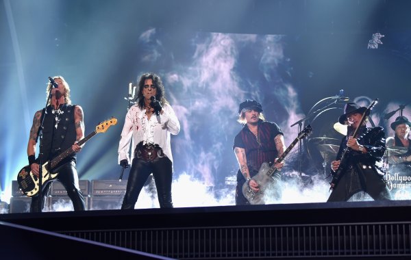 Снимка: gettyimages.comХоливудските вампири (The Hollywood Vampires) направиха своя дебют на наградите Грами. Джони Деп, заедно с неговите колеги Алис Купър, Дъф Макаган и Джо Пери, почетоха фронтмена на Motorhead Леми Килмистър. Килмистър почина на 70-годишна възраст от агресивна форма на рак, също наскоро.