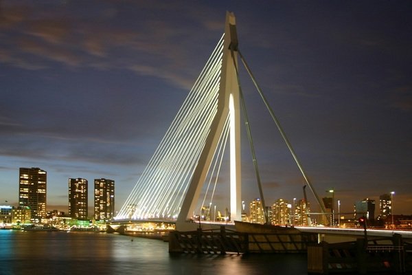 Снимка: Erasmusbrug, РотердамНамира се над река Nieuwe Maas и свързва северната и южната половина на града. Открит е през 1996 година, като отличителния му външен вид придава промишлен характер на Ротердам. Дължината му е  802 метра, а височината му - 139 метра. Заради асиметричния си пилон, мостът си е спечелил прякора "The Swan" (лебедът).