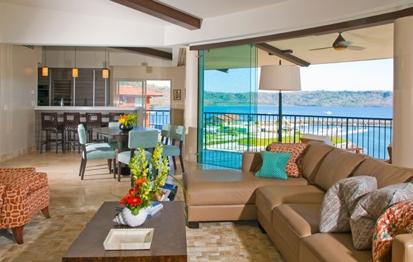 „Каса Зар“ в Папагайо, Kоста Рика (Casa Zar in Papagayo, Costa Rica) Снимка: smashingtops.comПолуостров Папагайо и неговият залив са известни сред световния елит заради яхтклуба и непокътната дива природа. Вилата е разположена в прекрасен район, който дава лесен достъп до най-интересните забележителности на полуострова и предлага зрелищни гледки към океана. "Каса Зар" разполага с частен асансьор, плъзгащи се стъклени врати и големи тераси, специално проектирани, така че гостите да могат да се възползват максимално от своята почивка.