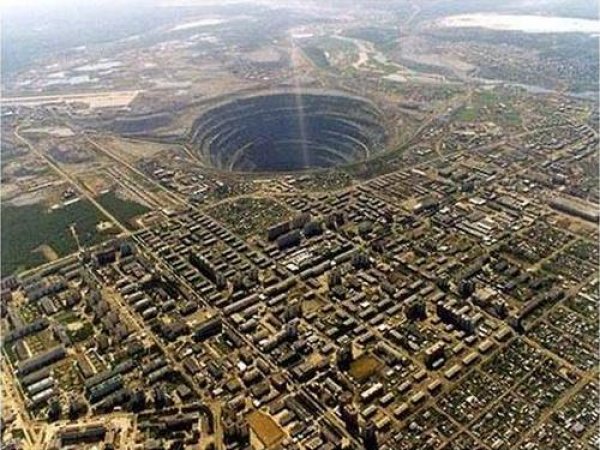 Mirny Diamond Mine - Сибир(или това си е Сиберия)Снимка: listverse.comДиамантената мина Мирни  е дълбока 525 метра и има диаметър 1 200 метра. Тя е първата и една от последните най-големи диамантени мини в СССР. В момента тя е изоставена. Докато е работела, са били необходими около 2 часа на камионите да се придвижат от повърхността до дъното на мината.